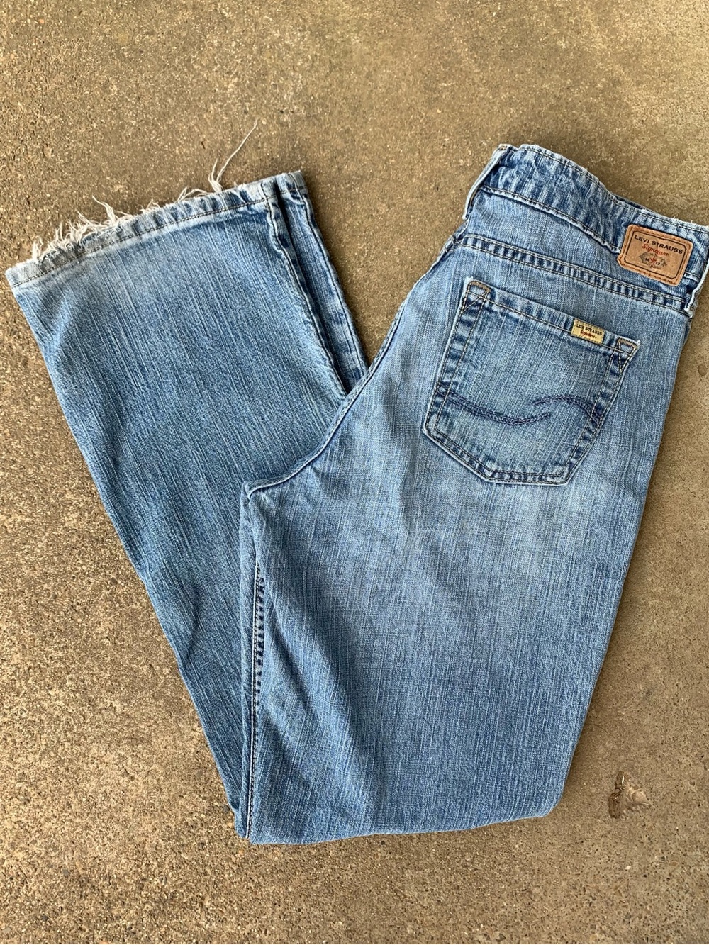 Levi's Women's Jeans Lowrise Bootcut Size 12 medium light wash distressed denim